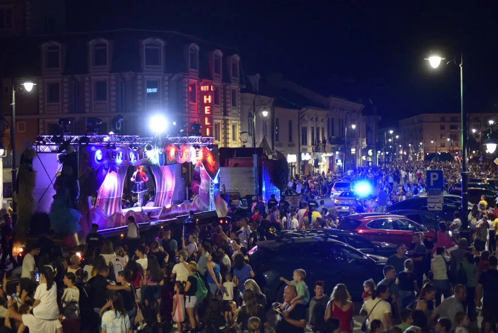 Parada păpuşilor supradimensionate deschide Festivalul Puppets Occupy Street