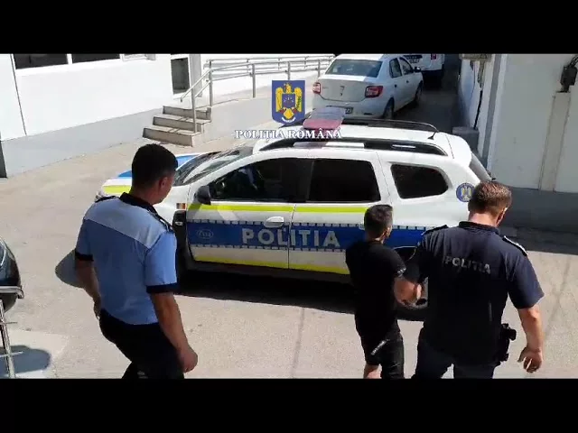 Tânăr fără permis, la volanul unei maşini furate, fugărit de poliţişti 