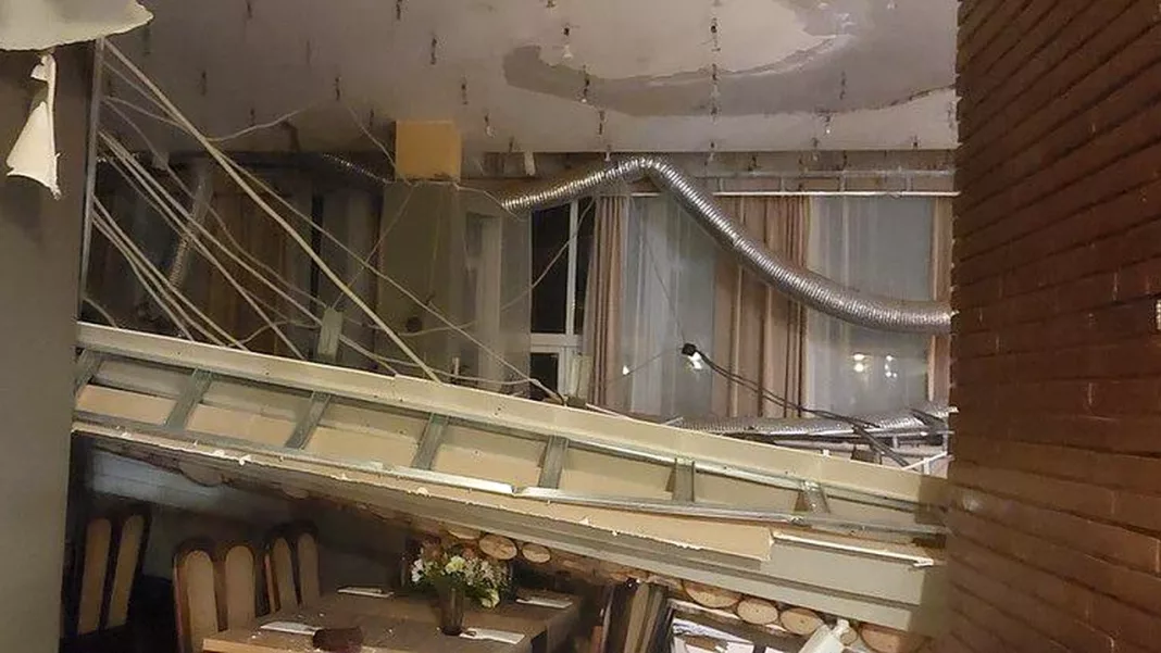 tavan Mai mulţi răniţi după ce tavanul unui restaurant din Herculane s-a prăbuşit în timpul unei petreceri