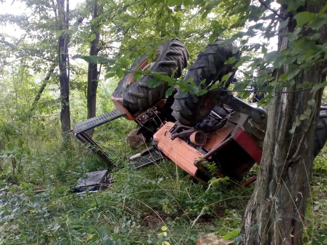 Un bărbat a murit după ce s-a răsturnat cu tractorul în pădure