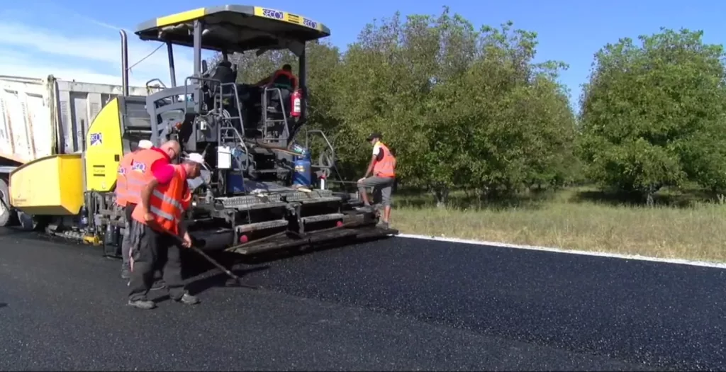 Se toarnă stratul de uzură pe Varianta Ocolitoare din Târgu Jiu 