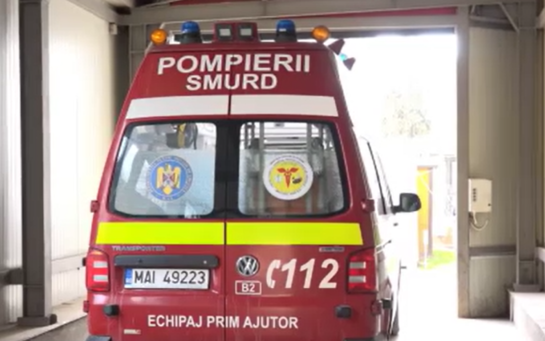 Trei persoane încarcerate, după ce o mașină, o autoutilitară şi două TIR-uri s-au ciocnit