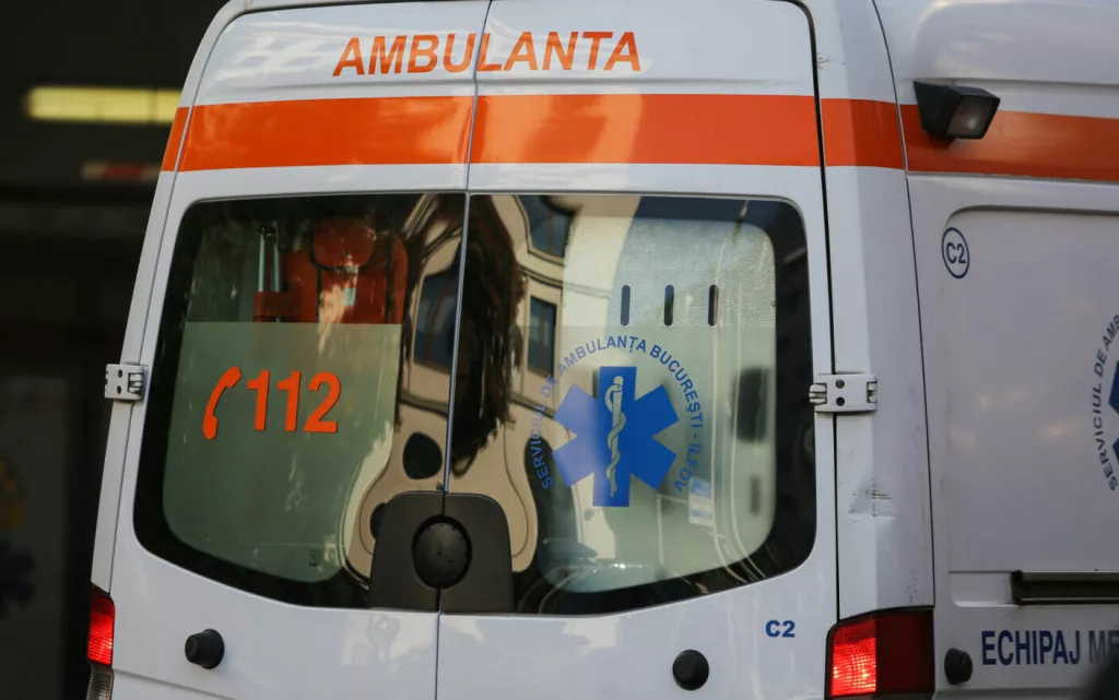 Un autoturism a trecut peste o femeie întinsă pe carosabil