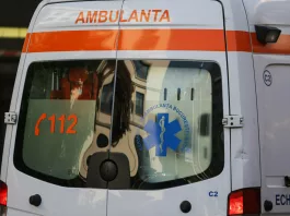 Un autoturism a trecut peste o femeie întinsă pe carosabil