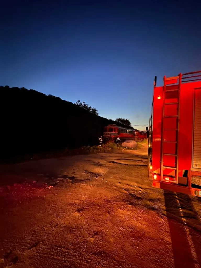 Incendiu puternic la locomotiva unui tren care transporta 19 vagoane pline cu țiței
