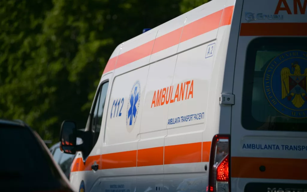 16 răniți după ce un microbuz și autoturism s-au ciocnit violent 