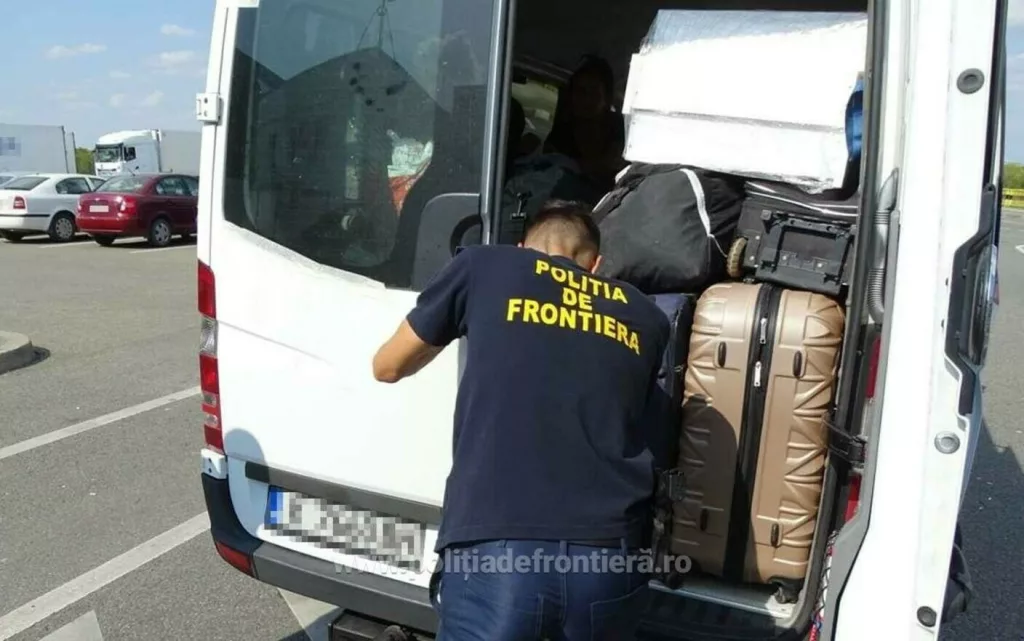 Dolj: Țigări de contrabandă printre bagajele unui microbuz care mergea în Germania