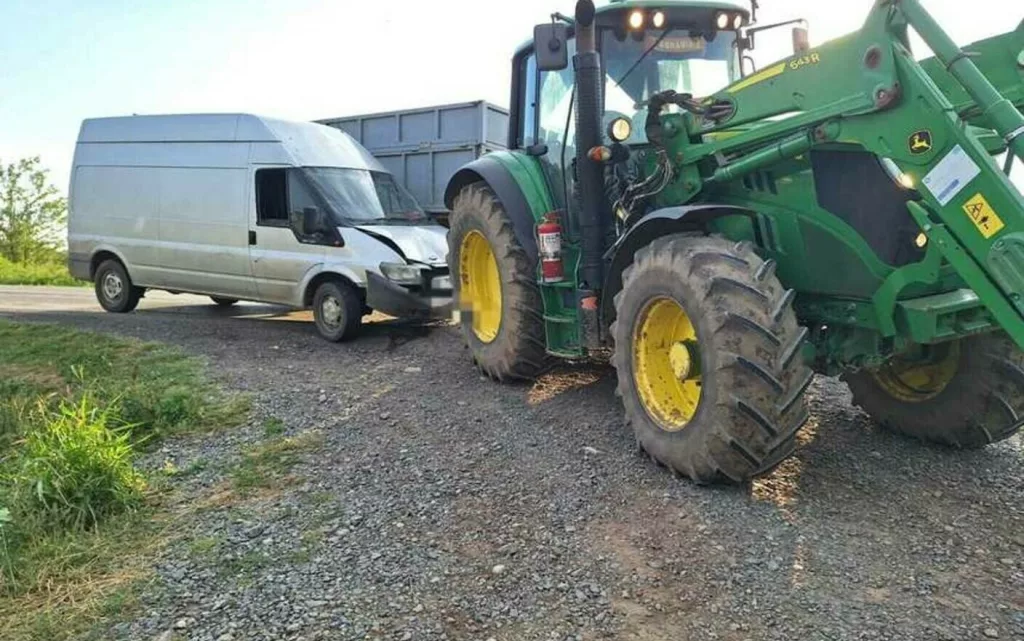 O autoutilitară şi un tractor s-au ciocnit violent. 16 persoane, implicate