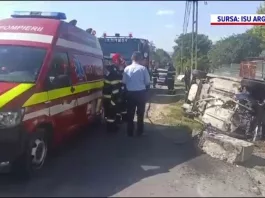Mașina a lovit un cap de pod și s-a răsturnat