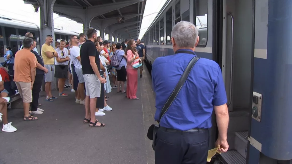 Grevă de avertisment la CFR SA. Circulația trenurilor, oprită timp de două ore