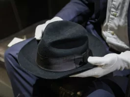 Pălăria Fedora din lână căptuşită cu mătase, estimată între 60.000 şi 100.000 de euro, a fost punctul culminant al licitației
