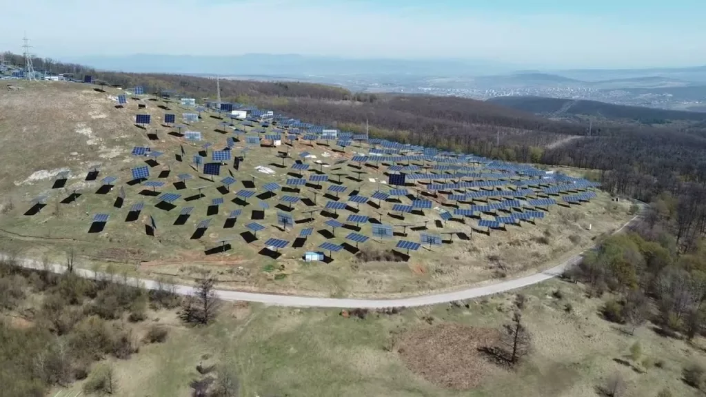 Parc fotovoltaic de 40 de milioane de euro, distrus de hoţi