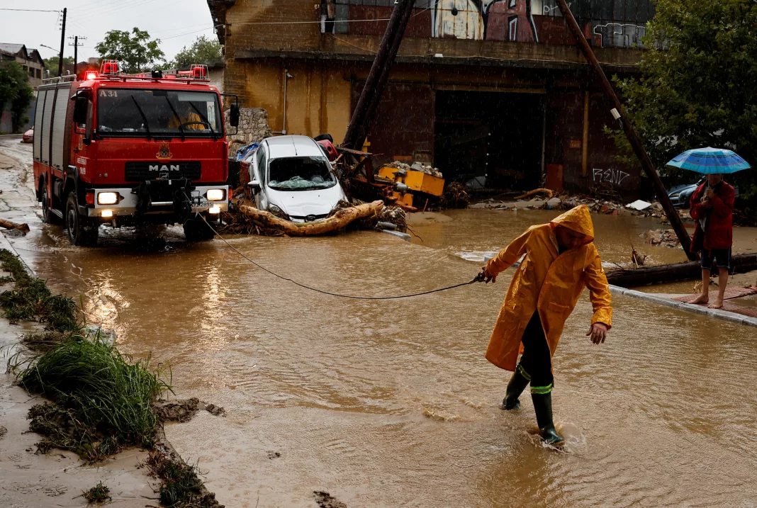 Codul roșu de vreme nefavorabilă va afecta majoritatea regiunilor, până joi (Foto: REUTERS/Louisa Gouliamaki)