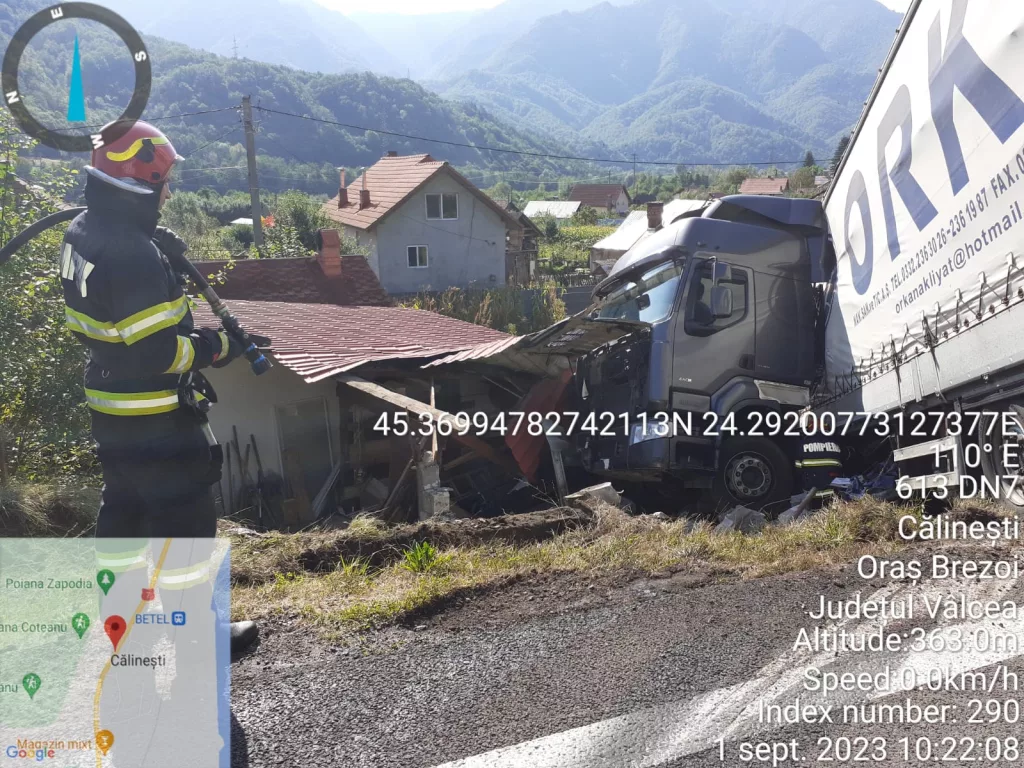 (VIDEO) Vâlcea: Un tir încărcat cu cauciucuri a intrat într-o gospodărie