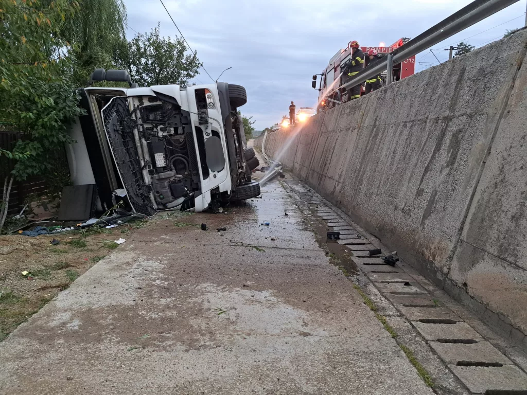 Mehedinți: Autotren răsturnat la Ghemegioaia