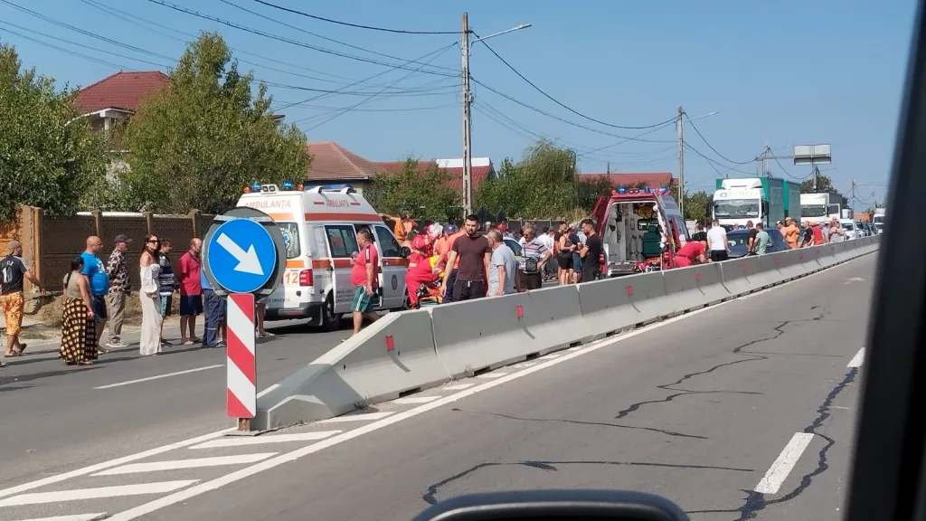 Dolj: Trei răniți după coliziunea a trei autoturisme în Brădești