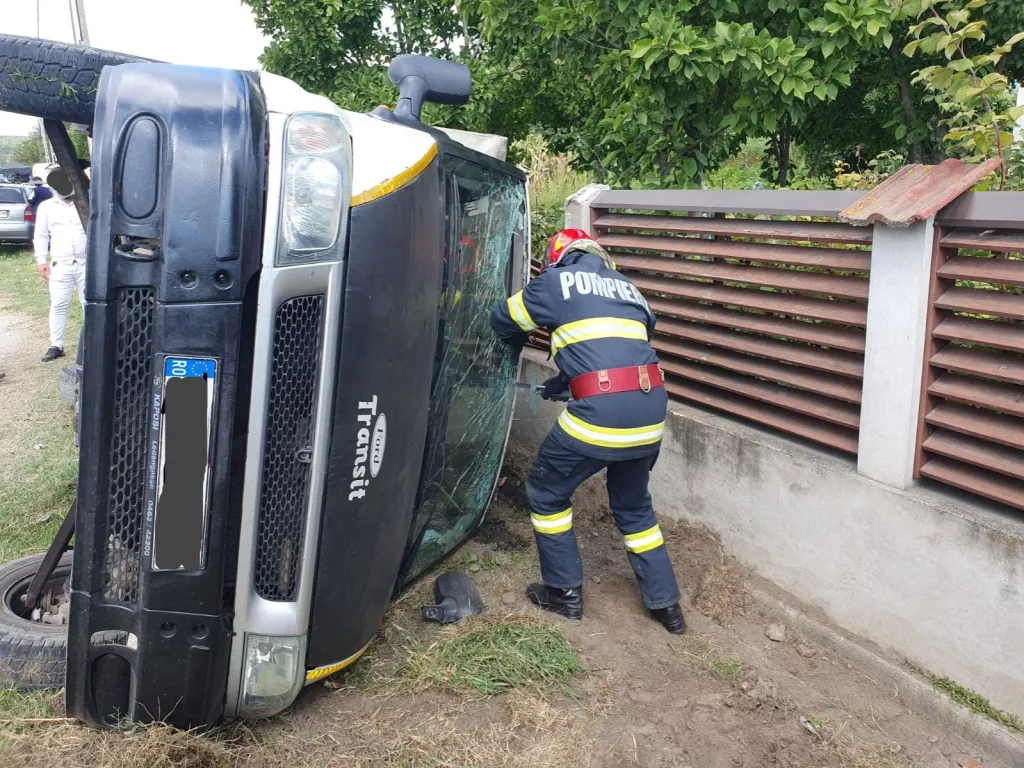 Vâlcea: Trei răniți, printre care un minor, într-un accident la Mihăești