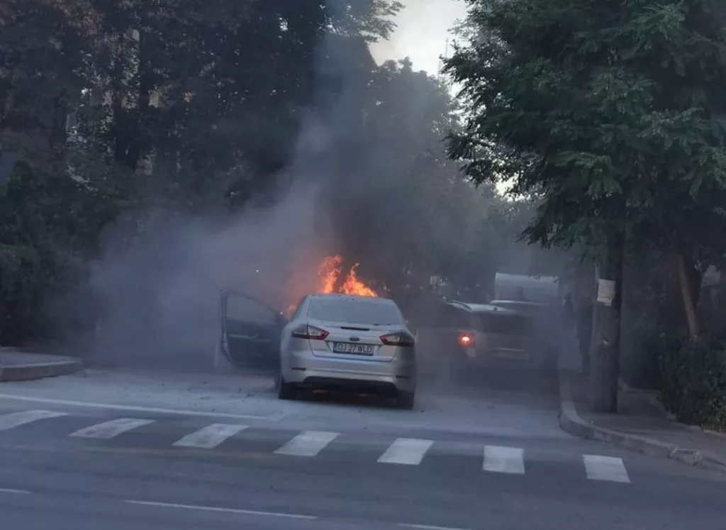 Autoturism în flăcări pe o stradă din Craiova