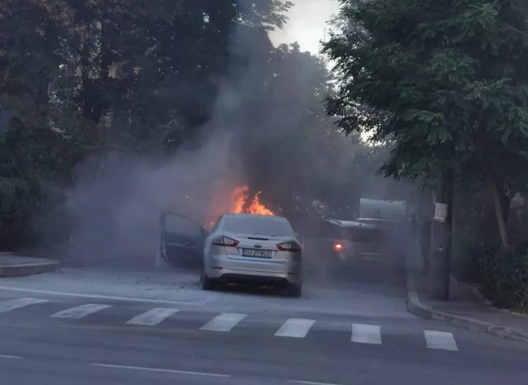 O autoturism cuprins de flăcări (Foto: INFO TRAFIC CRAIOVA SI DOLJ)