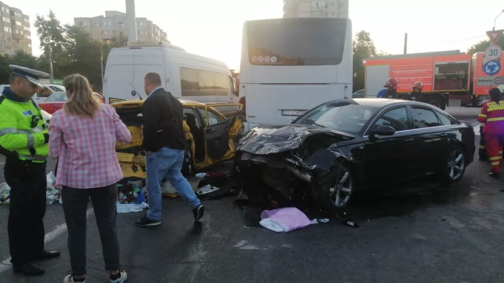 Două femei şi un bebeluş, la spital după un accident în lanț într-un sens giratoriu
