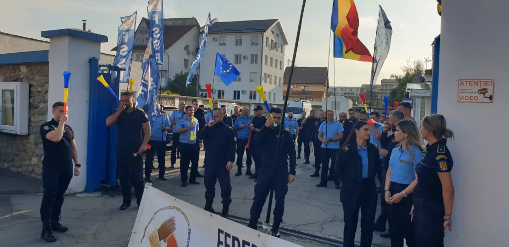 Aproape 100 de angajați protestează la Penitenciarul Târgu Jiu