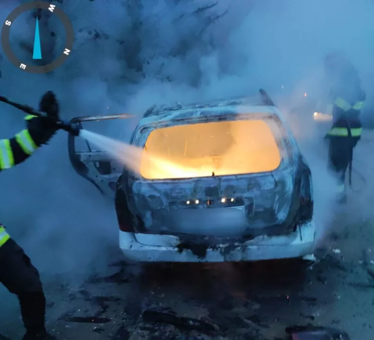 (VIDEO) Mehedinți: Un autoturism a ars în întregime în Șimian