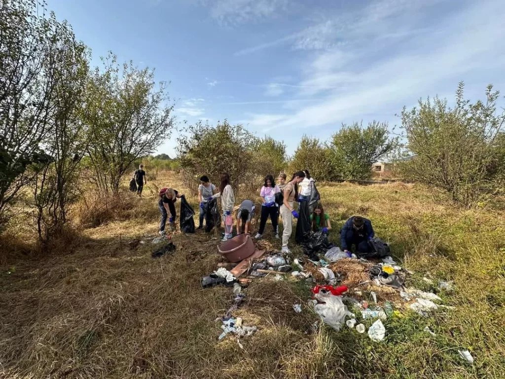 Târgu Jiu: Sute de elevi participă la strângerea gunoiului