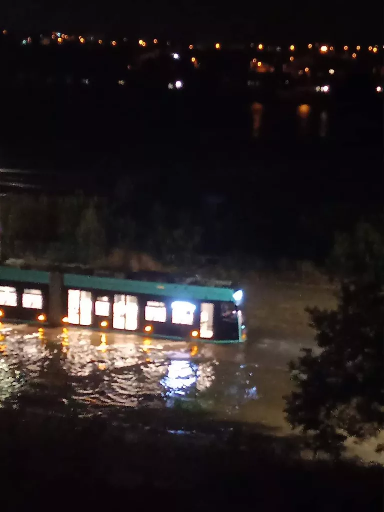 Potop în Craiova. Acoperișuri și copaci doborâți, pasaje inundate
