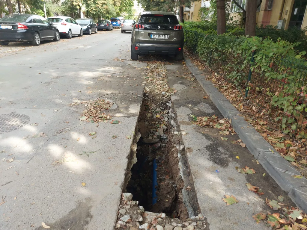 Atenţie, se surpă strada Lămâiţei din Craiova