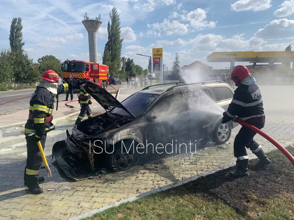 Mehedinți: Un autoturism a luat foc lângă o stație peco