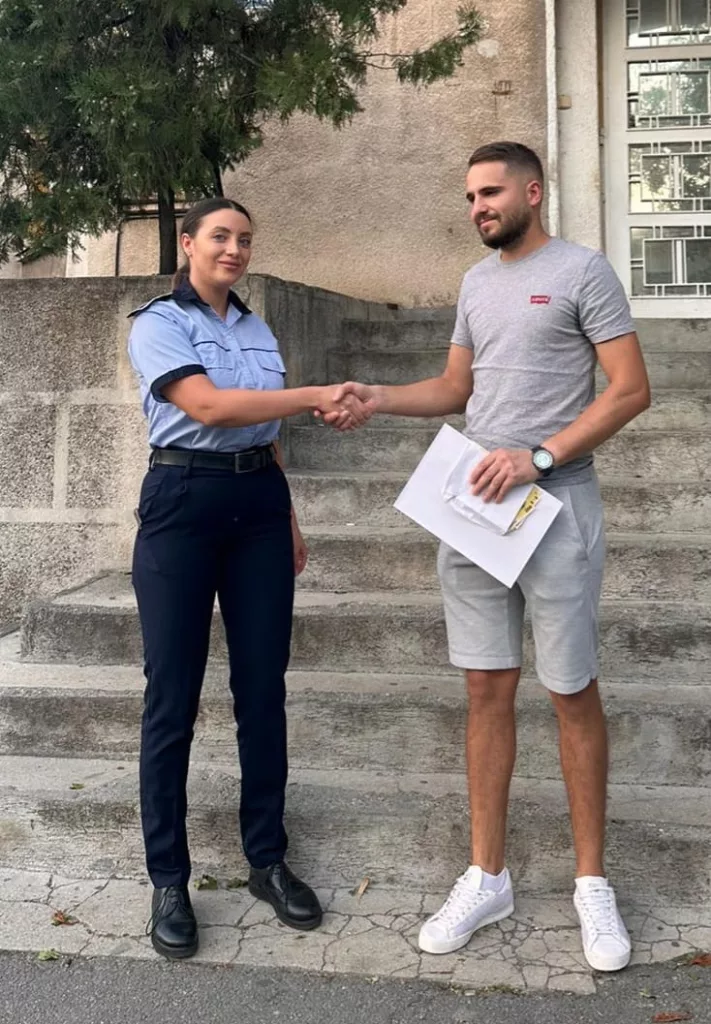 Un craiovean a găsit o sumă mare de bani într-o parcare şi a dus-o la poliţie