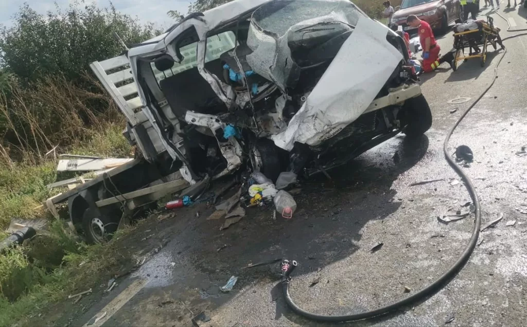 Trei morți și cinci răniți după ce o mașină a intrat într-o camionetă a Companiei de Apă din Arad