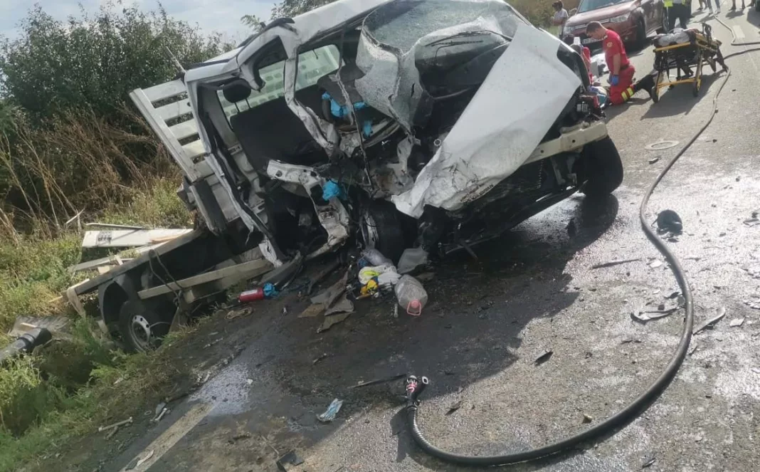Trei morți și cinci răniți după ce o mașină a intrat într-o camionetă a Companiei de Apă din Arad