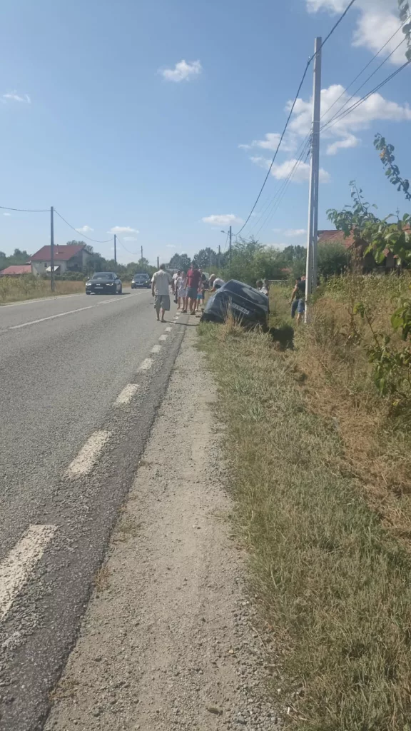Trei tineri s-au răsturnat cu mașina la Scoarța
