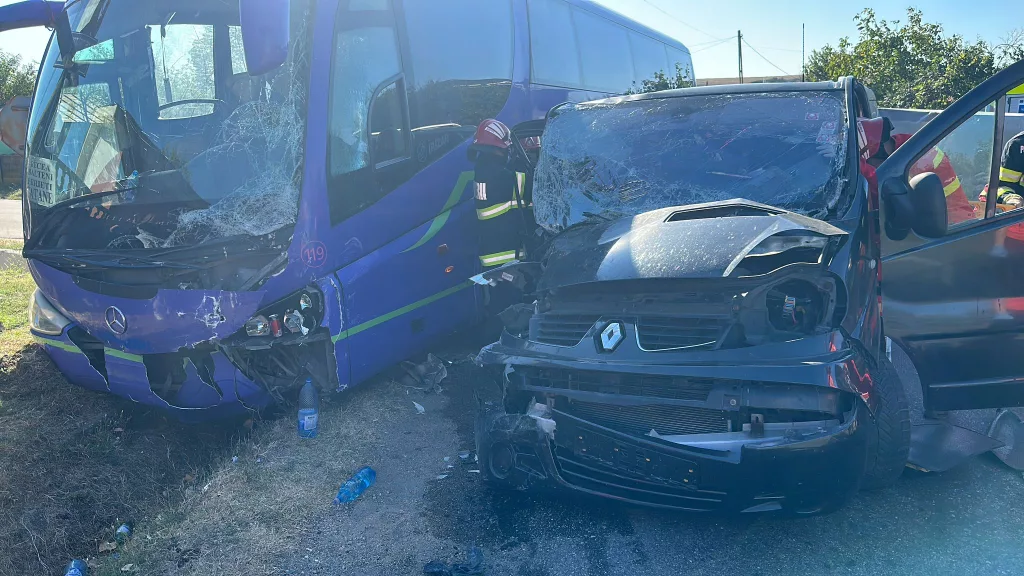 Olt: Femeie grav rănită după ce un autocar s-a ciocnit cu o autoutilitară, la Recea