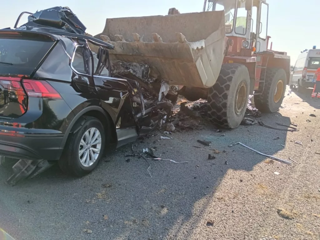 Un mort și un rănit după ce un autoturism a intrat într-o volă