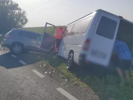 Accident în Arad: Șase persoane rănite în urma coliziunii unui microbuz