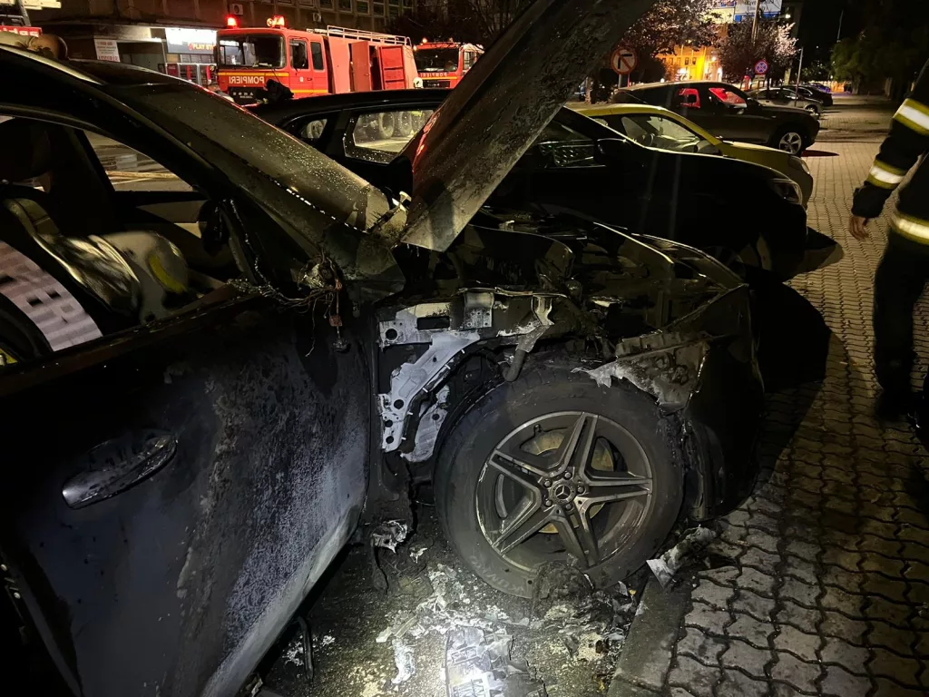 Un Mercedes a luat foc noaptea trecută, în apropiere de Judecătoria Craiova