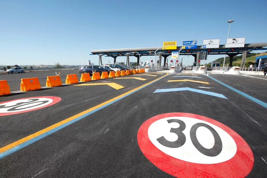 Copil uitat de tatăl lui pe o autostradă din Italia