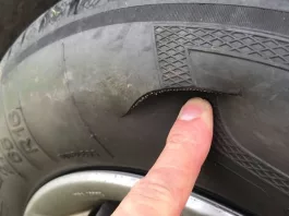 Un bărbat a înțepat anvelopele de la mai multe mașini parcate