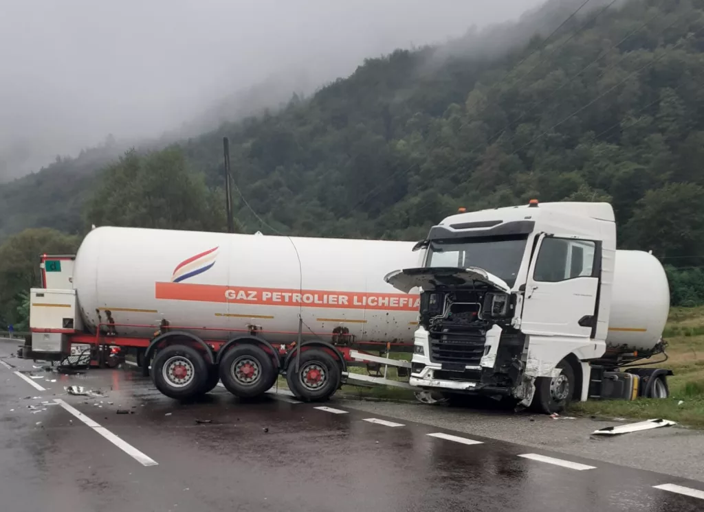 Trafic blocat pe Valea Oltului, după coliziunea dintre o cisternă încărcată cu GPL și un tir