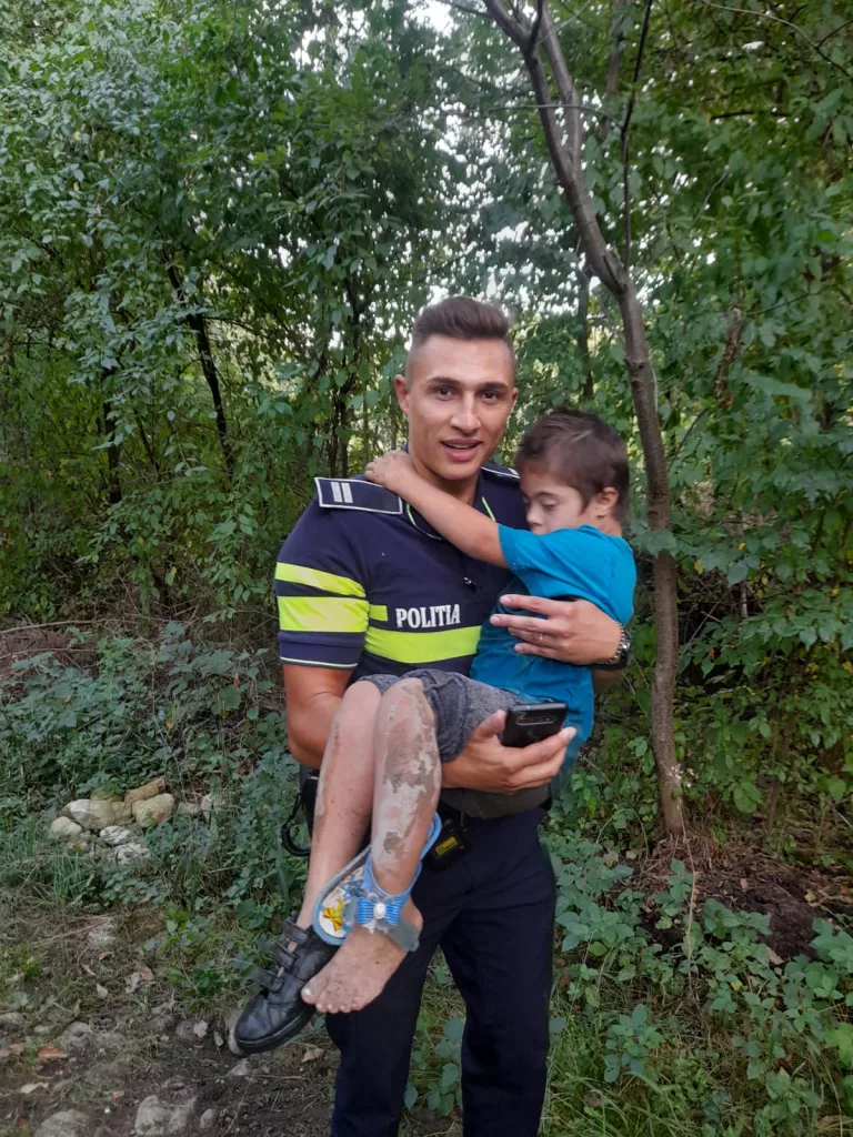 Băiețel grav bolnav dispărut de acasă, găsit de polițiști într-o pădure