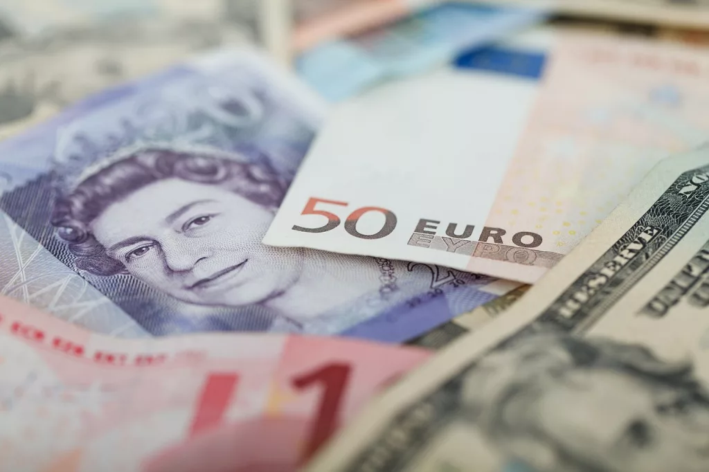 Euro și lira sterlină înregistrează minime față de dolar