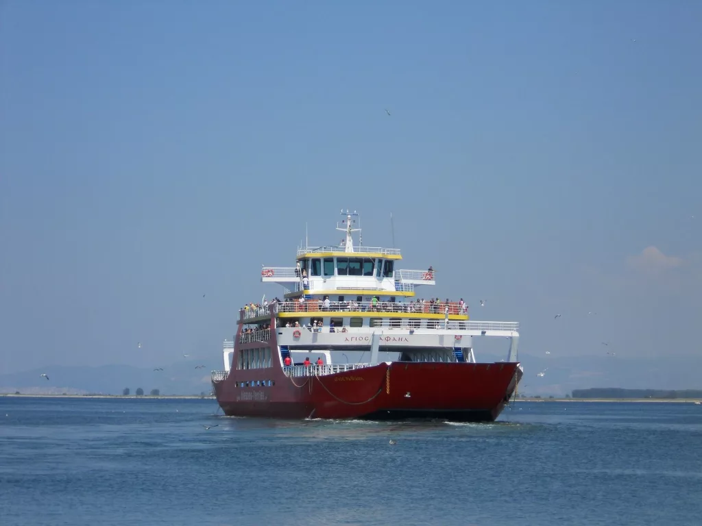 Români salvați după ce au rămas blocaţi pe un feribot, în Grecia