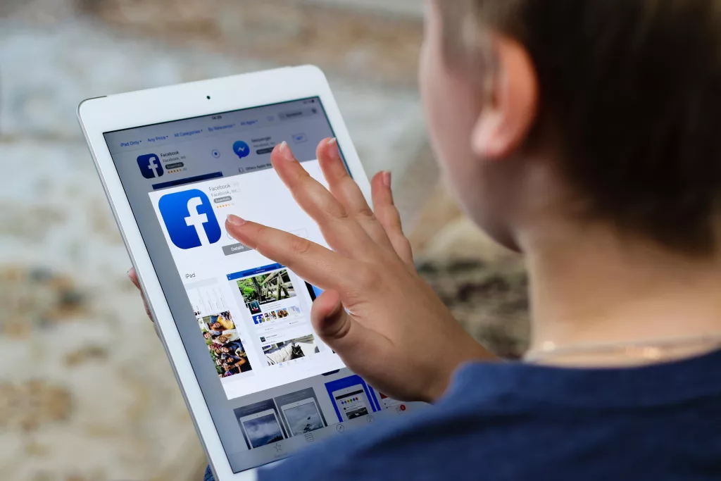 Proiect: Accesul copiilor sub 16 ani în social media, doar cu acordul explicit al părinţilor