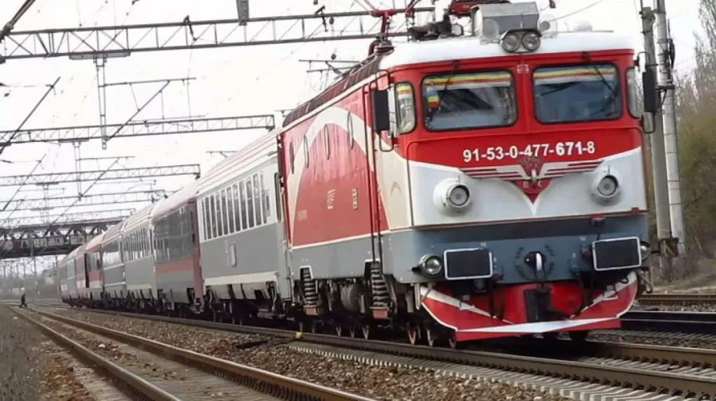 Un tren CFR Călători a „ratat” gara și apoi a dat înapoi