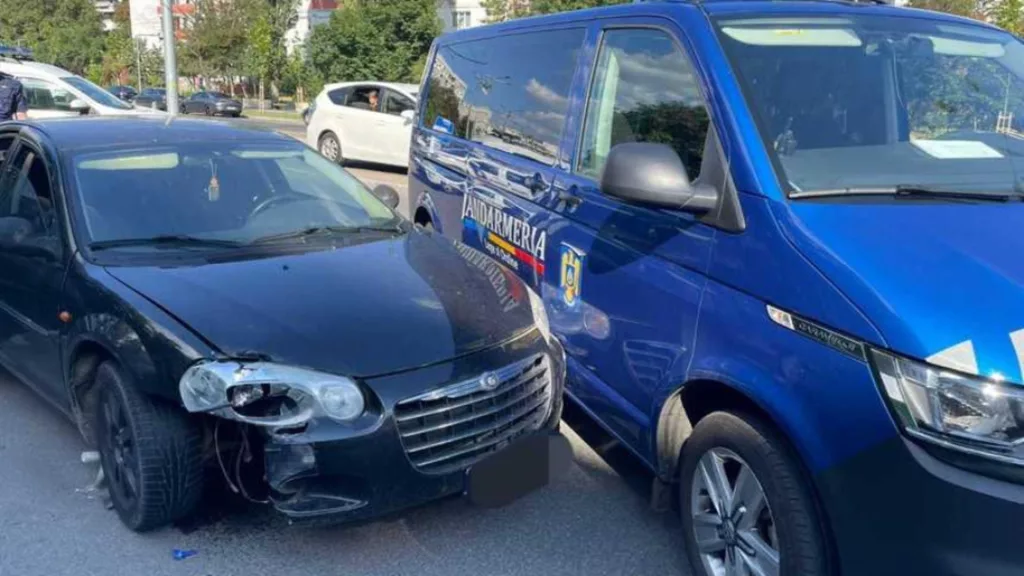 Un șofer beat și fără permis a lovit mașina jandarmilor încercând să fugă