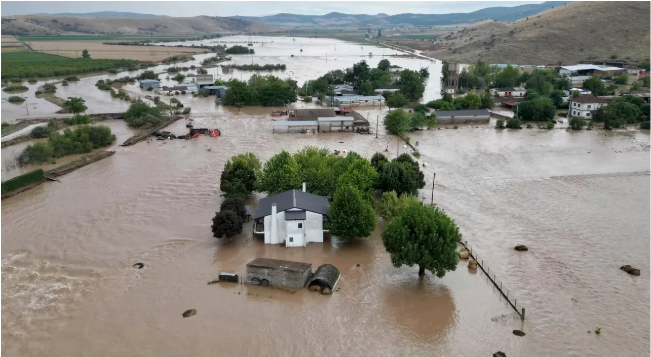 Πλημμύρες βύθισαν σπίτια και αγροκτήματα στο χωριό Κάστρο, κοντά στη Λάρισα, στην ελληνική περιφέρεια της Θεσσαλίας.