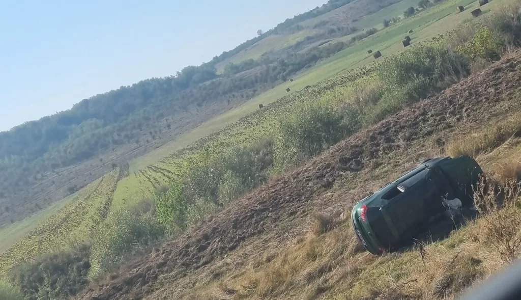 Dolj: O tânără s-a răsturnat cu mașina și a ajuns pe câmp