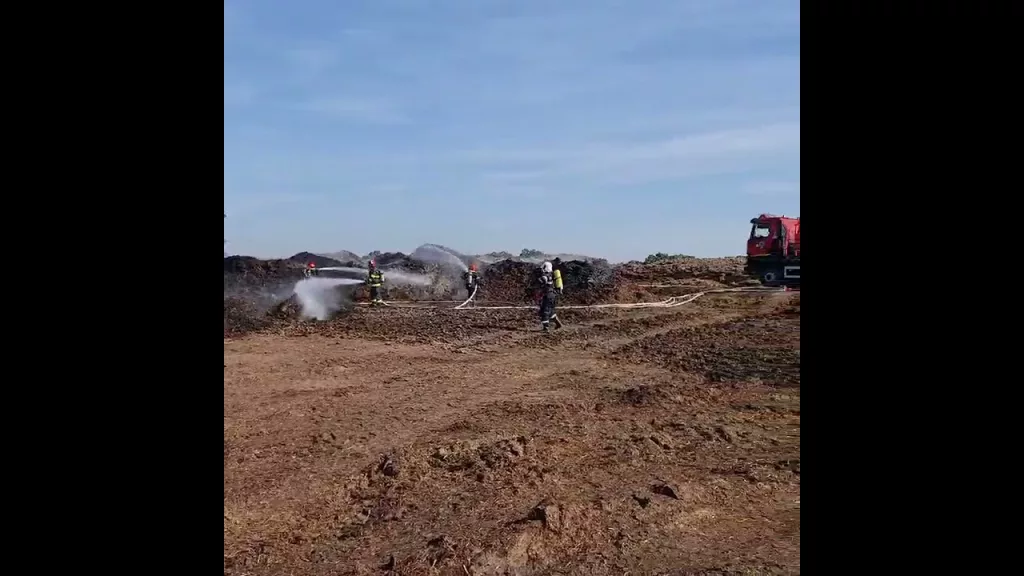 Vâlcea: Incendiu la un depozit de gunoi